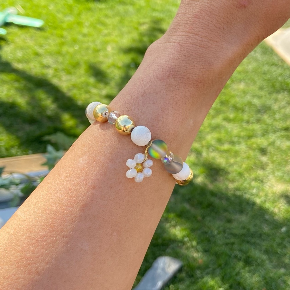 Golden Bloom - Handmade Daisy Charm Gemstone Bracelet